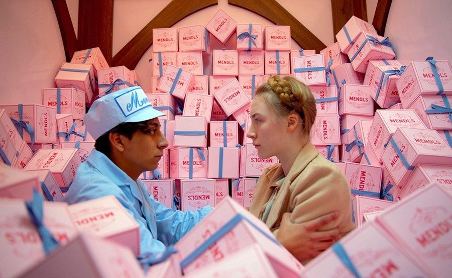 Saorise+ronan+and+tony+revolori+escape+with+Mendl%E2%80%99s+boxes+in+the+Grand+Budapest+Hotel.