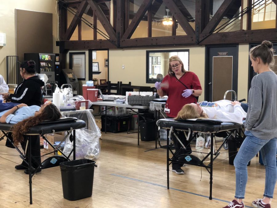 Olivia Vasquez (‘19) and Rylie Brick (‘19) lie down in Hooper, awaiting the Red Cross staff to draw blood. The Service Council hosted a blood drive last year, and many Webb students participated by either donating blood or volunteering. Since the turnout was successful, the Service Council decided to organize another blood drive this year on February 13th. 