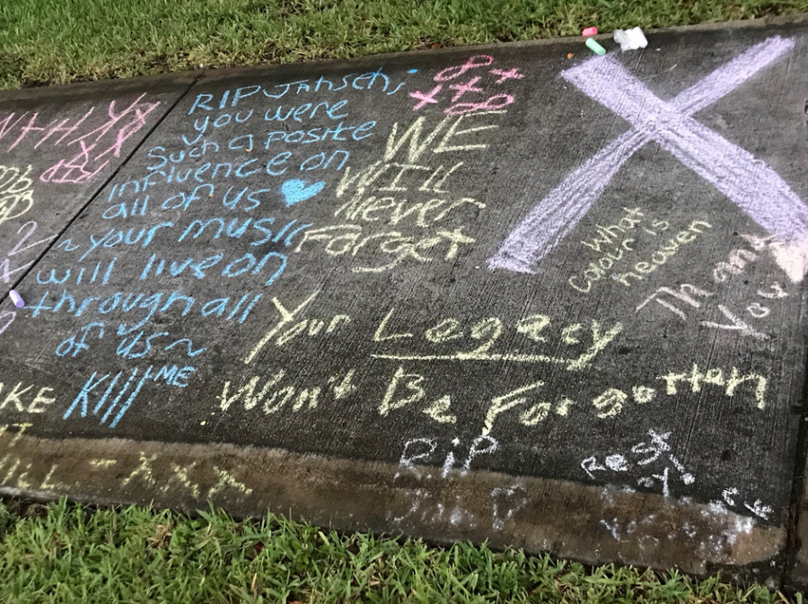 A memorial to XXX Tentacion is scrawled in chalk on the sidewalk. Picture taken from Wikimedia Commons.
