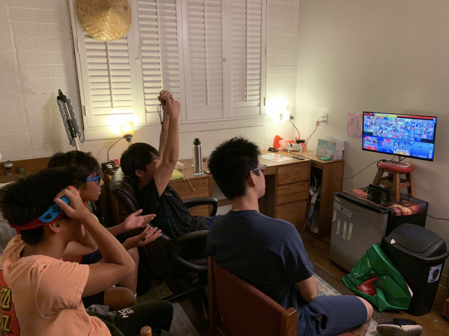 Winston Li (‘21), Matthew Gaw (‘21), Jonathan Zhang (‘21), and Leo Cheng (‘21) all gather around for a game of Super Smash Bros!