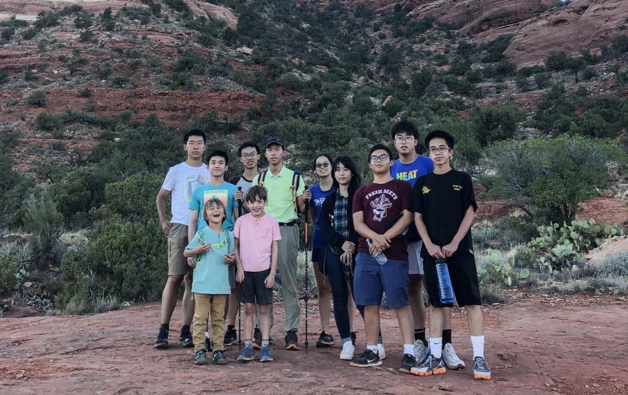 Falcon Fu (‘23), Ben Thien-Ngern (‘23),Jonathan Yu (‘22), Stanley Jian (‘23), Sunny Yu (‘22), Everett Xu (‘23), Conrad Poon (‘23), Teddy Meng (‘23), Bobby Pham (‘23), Austin, and  Sol before hiking up Bell Rock trail. 
