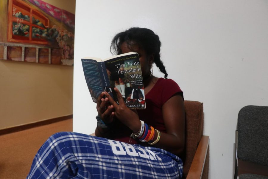 Janina Akporavbare (‘22) reading her favorite book: The Time Traveler’s Wife