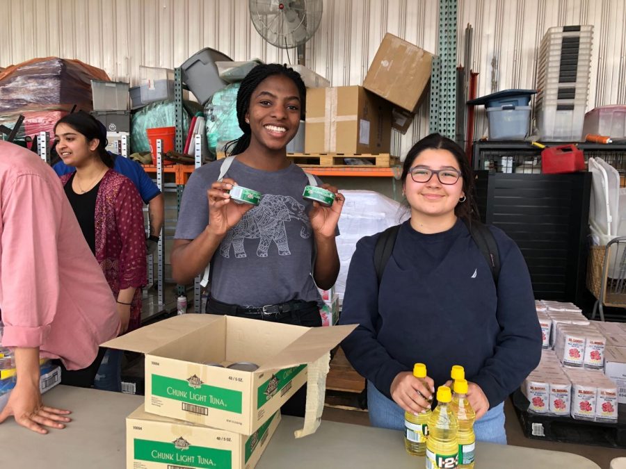 Nnenna Ochuru (‘21) and Rebeca Castro (‘20) hold food supplies and get ready to serve.