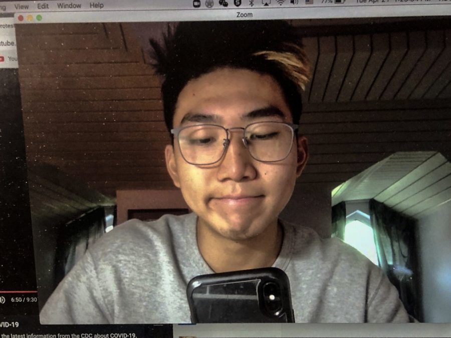 Frank Hu (‘20), an asynchronous student, waits patiently for Zoom office hours to begin. Photographer: Frank Hu (‘20)