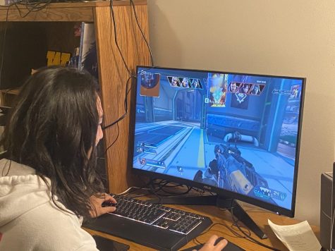 Yoyo Meng (‘23) plays a round of Apex Legends in his dorm room.