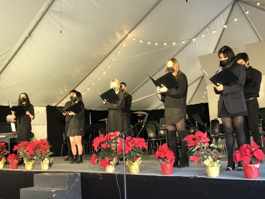 The chamber singers, Sofia Centeno (‘22), Cathy Wang (‘24), Joseph Yates (‘24), Season Li (‘23), Julia Fenner (‘22), Naomi Kang (‘24), and William Yang (‘24), perform on stage. They sang many wonderful songs during the concert, including “Ring Christmas Bells”. 