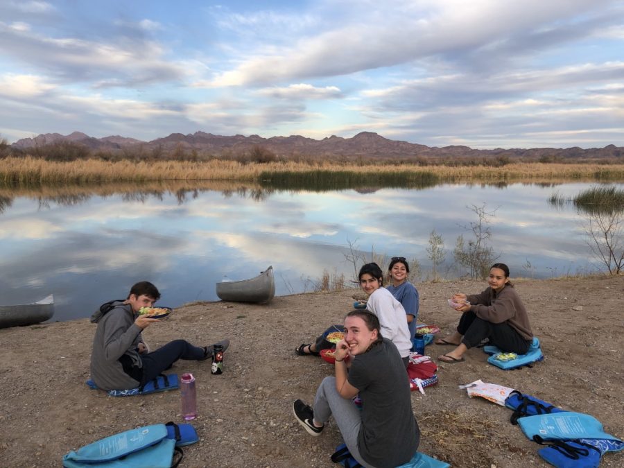 Braydyn Wishek (‘22), Riley Fass (‘23), Gaby Trauttmansdorff (‘22), Savanna Cespedes (‘22), and Marie Blake (‘22) sit by the bank of the Colorado River during lunch while enjoying the serenity of nature. Throughout the trip, students immersed themselves in the wilderness as they slept under the stars, floated down the Colorado River, and canoed 34 miles in total. Credit: Bianca Arteaga ('22)