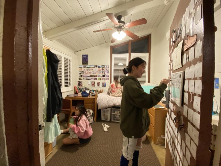 Thea Do (‘24), Marie Blake (‘22), and Angela An (‘22) hang out in a Jameson dorm room, which before that pandemic had been a WSC dorm. The Jameson and North Hutch switch, as well as the renovation of Appleby made the distribution of singles and doubles between the two schools equal. 