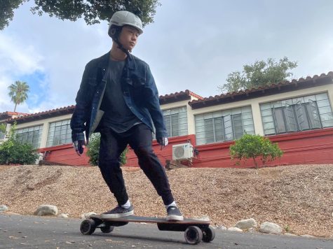 Terrence Wu (‘23) cruises down Alamo hill on his Backfire G2 electric skateboard, making the otherwise tedious journey in seconds with style. An early adopter of electric transport, Terrence finds the skateboard a risky yet rewarding mode of getting around campus. “It’s always fun going down that hill, but the speed, steepness of the hill, and other vehicles and students mean you always have to be careful,” said Terrence.
