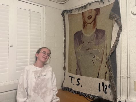 Lizzie Hastings (‘25) poses next to a Taylor Swift 1989 album cover blanket hung up on her dormitory wall. A die-hard Swiftie, Lizzie is also wearing a sweatshirt of Taylor’s Folklore album. “I will never be the same again,” said Lizzie on Taylor’s new Midnights album. Released on October 21st, the Midnights album has dominated global charts, showing the American sweetheart’s continued success in today’s music industry, supported by longstanding fans and new supporters alike. 