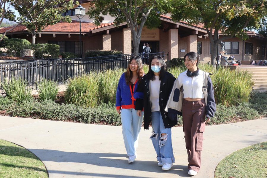 From left to right, Alyssa Xu (‘24), Kristie Ma (‘24), and Jolina Zhao (‘23) stroll around the quad in front of Fawcett Library. Like many other students, the trio wears layers of clothing to keep warm in the winter season. Even with the cold environment, each student’s personal style shines through their chosen tops, bottoms, and accessories.  