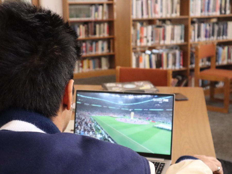 Isaac Naren (‘23) watches highlights from the Argentina versus Croatia semifinals match. The World Cup will draw to a close this Sunday, with Argentina and France facing off for the title. The excitement on campus is palpable, with people making predictions and analyzing each team’s chances of becoming the winner of the 2022 FIFA World Cup. 