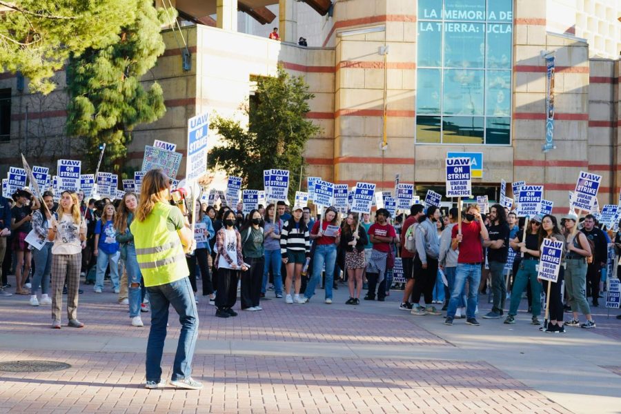 Students+hold+up+signs+that+say+%E2%80%9CUAW+workers+on+strike%2C+unfair+labor+practices%E2%80%9D+on+the+UCLA+campus+in+protest+for+higher+wages+and+cost+of+living+adjustments.