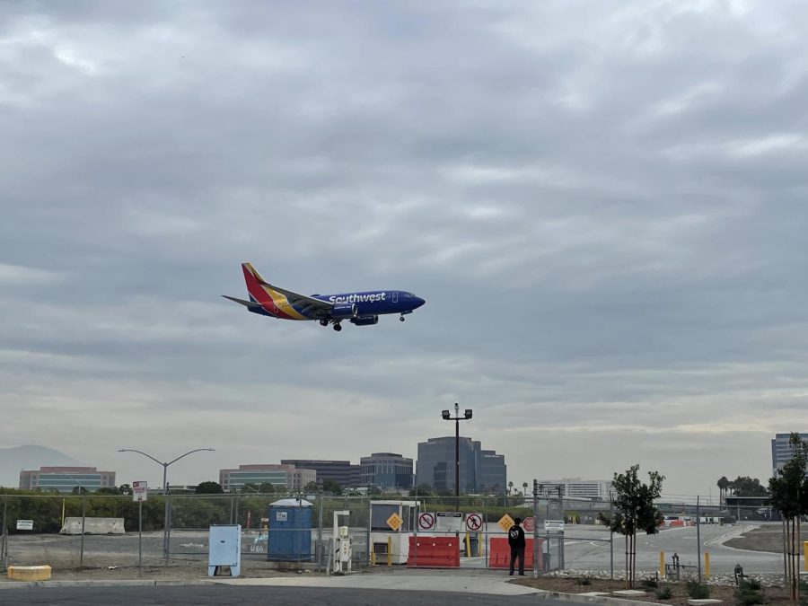 A+small+Southwest+plane+makes+its+descent+into+John+Wayne+Airport+%28SNA%29+in+Santa+Ana%2C+CA.+It+was+one+of+the+last+flights+to+depart+from+any+U.S.+airport+in+the+winter+of+2022%2C+before+a+system-wide+disaster+struck+and+left+thousands+of+people+stranded.
