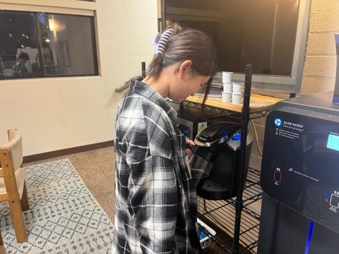 Natalie Au (‘25) makes coffee using the K-pod coffee machine in Jones. 