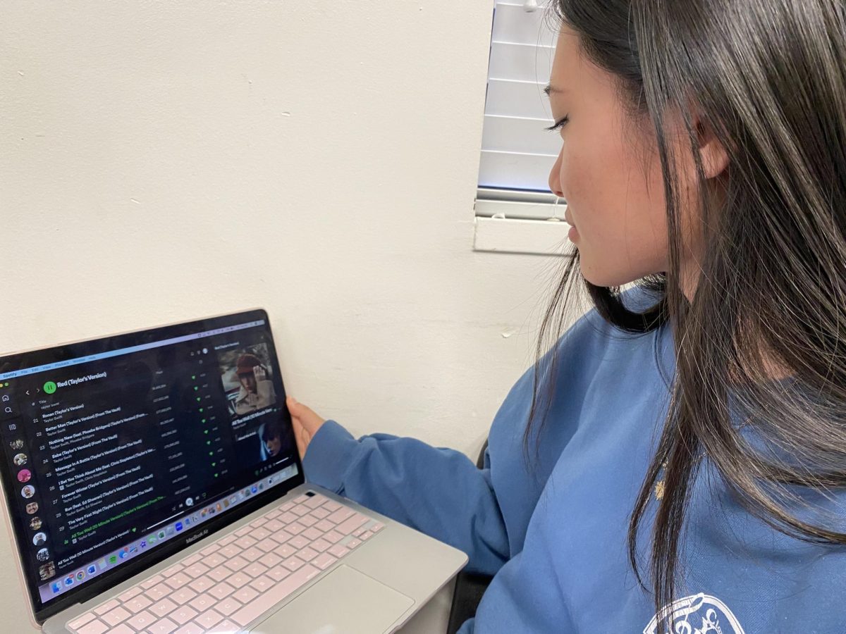 Jialu Chen (‘24) listens to “All Too Well (10 Minute Version) (Taylor’s Version) (From The Vault)”, her favorite vault track written by Taylor Swift.