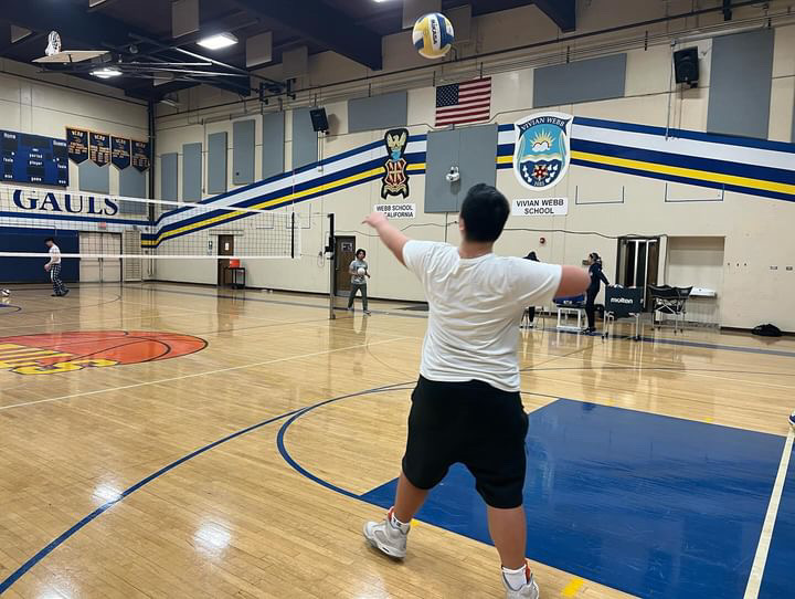 In preparation for the incoming volleyball season, Jacob Zhang (‘26) practices serving the ball during the WSC Clinics. Despite the ascent to Les Perry Gym, prospective students interested in playing Volleyball this Spring will have to make the climb. “Volleyball clinic was a great way to get to know the players on the teams and coaches and to work on my skill,” Samantha Crawford (‘26) said. Whether it is the VWS or WSC volleyball clinic, the experience serves as an important building block for all players.  