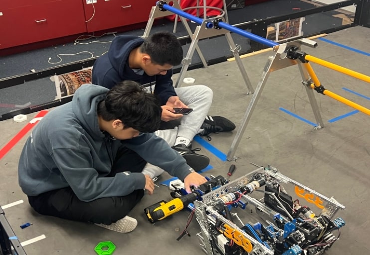 Jake+Hui+%28%E2%80%9925%29+and+David+Liu+%28%E2%80%9925%29+work+on+Webb+Robotics+359+team+robot.+This+is+the+Robotics+Lab+at+Chandler+Room+322%2C+where+the+two+juniors+are+working+on+their+robot+for+the+FIRST+Tech+Challenge%2C+or+FTC+for+short.+Jake+has+been+a+member+for+three+years%2C+while+David+only+started+this+fall.