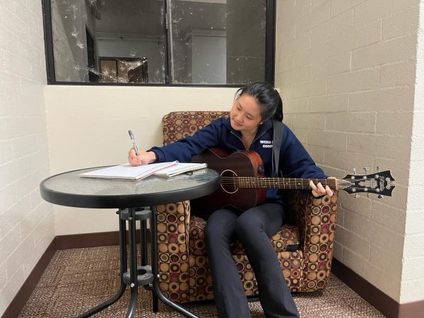 Sophie Lin (‘26) sits in the common area of Jones dormitory with a guitar on her lap, writing a song. Music is a shared interest and hobby among many Webb students because it can easily resonate and connect with different people. “I really appreciate the beauty of melodies. I can express myself freely through music.” said Sophie. 