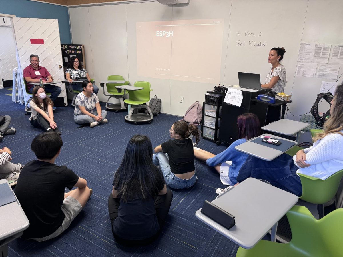 Parents visited the Honors Spanish 3 class at Webb taught by Ms. Viviana Nicolosi. Students in the class sat in a circle on the ground as they engaged in activities and interacted with one another. Parents also participated in activities such as “Chocolate,” where parents were paired with their kids, clapping while shouting out: “chocolate.” As Carolyn Wang (‘26) shared, “on Family Day, I had a great time in my classes, especially in Spanish class, where we played games.”  