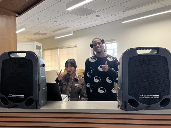 Kenny Clay (‘25) and Leia Albornoz (‘25) blast the speakers in the library, bringing good vibes to lunch on Friday the 13th of last week. Anyone walking by could hear the best tunes coming from the library that drew in a crowd of people. Kenny and Leia do not have record players yet, so for now, they are DJing using a laptop set up. “I just want to push my music agenda,” Kenny said. “Steph [Ma (‘25)] said this is just a lame excuse to be on AUX, but I’m gonna capitalize off that.” 